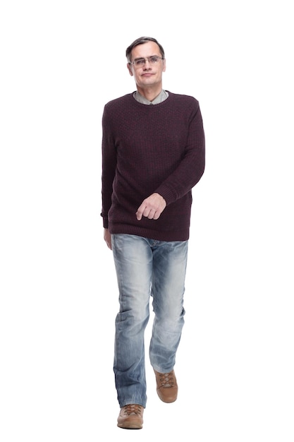 Legerer Mann in Jeans und Pullover schreitet vorwärts