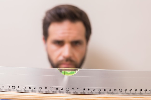 Foto legerer mann mit wasserwaage