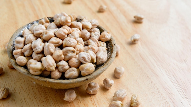 Las legumbres orgánicas de garbanzos frescos hacen una comida vegetariana saludable