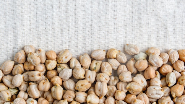 Las legumbres orgánicas de garbanzos frescos hacen una comida vegetariana saludable