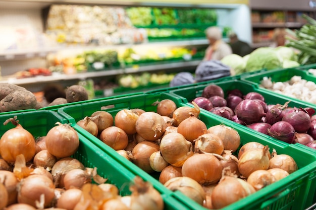 Foto legumes à venda no supermercado