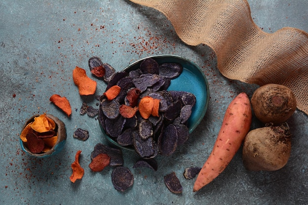 Legumes assados chipsgarnet batata-doce cenoura roxa e beterraba