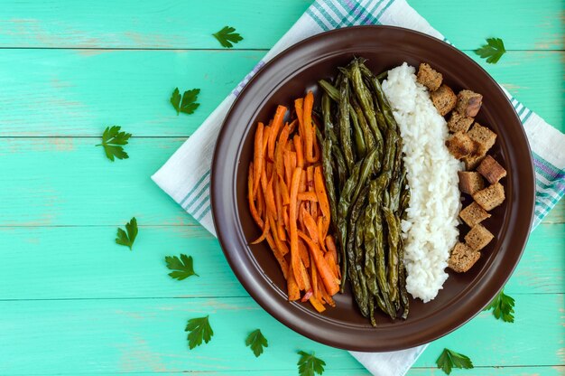 Legumes assados com arroz cozido e croutons de centeio