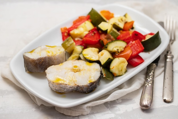 Legumes assados com peixe cozido na chapa branca