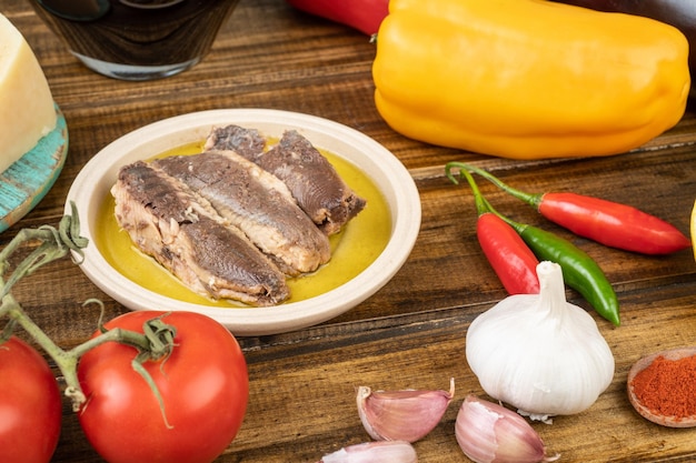 Legumes azeite pão queijo peixe e vinho e legumes sobre mesa de madeira comida mediterrânea