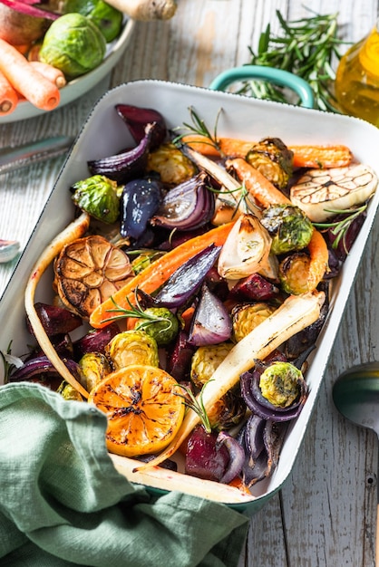 Legumes coloridos grelhados e assados na bandeja