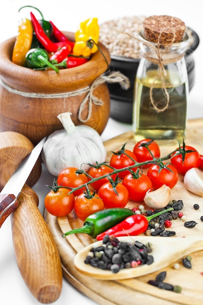 Foto legumes com acessórios de cozinha em um fundo branco