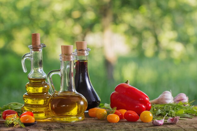 Legumes com óleo na mesa de madeira ao ar livre