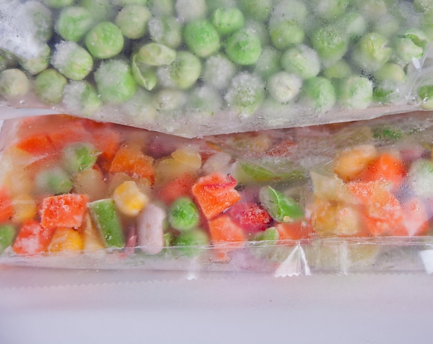 Foto legumes congelados em um saco de plástico. conceito de armazenamento de alimentos saudáveis.