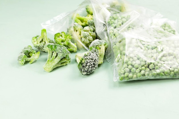 Legumes congelados Ervilhas verdes e brócolis em sacos transparentes descongelamento adequado de legumes