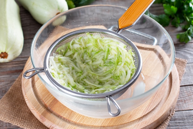 Legumes cozidos, abobrinha, escaldamento. conceito de alimentos congelados.