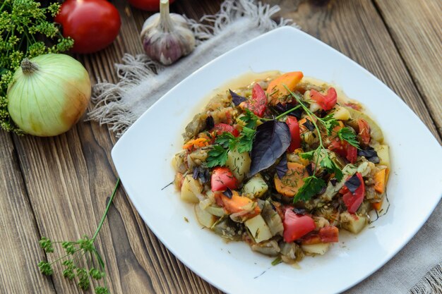 Legumes cozidos em uma tigela branca na mesa de madeira