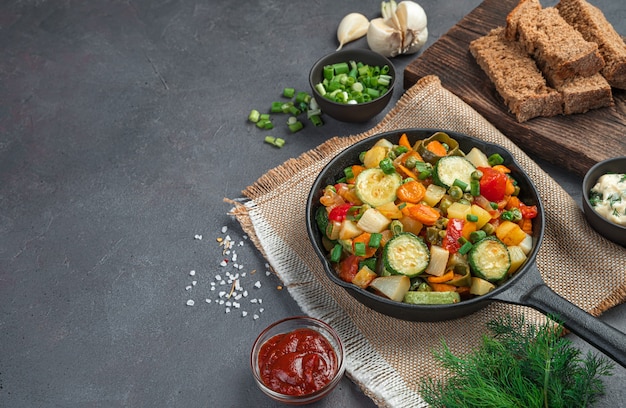 Legumes cozidos em uma travessa, verduras e pão de centeio em um fundo marrom. Visão horizontal, espaço para cópia. Comida saudável.