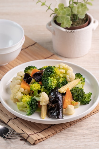 Legumes cozidos frescos caseiros com couve-flor, brócolis, fungo preto e milho bebê, conceito de estilo de vida de alimentação saudável.