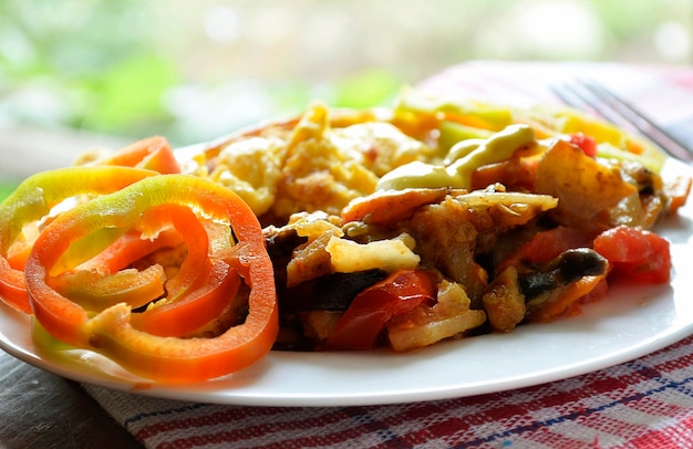 Legumes cozidos frescos e closeup de omelete frito