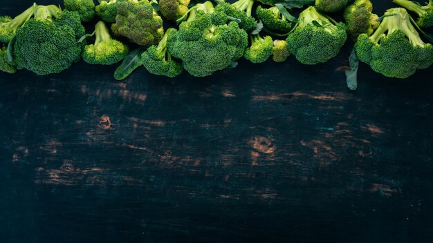 Legumes crus de brócolis verdes frescos Em um fundo de madeira Vista superior Copiar espaço