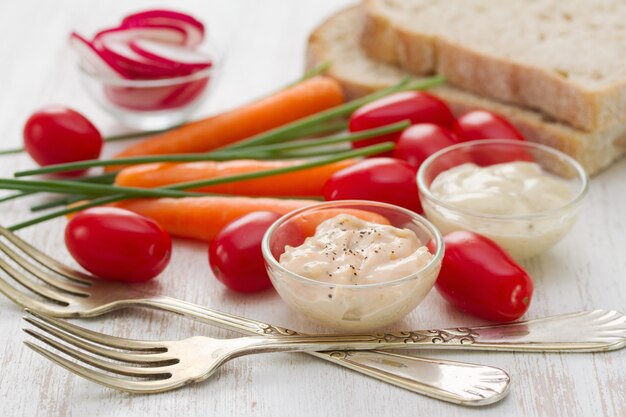 Legumes crus frescos com molho e pão