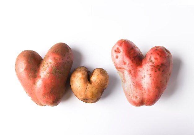 Legumes de batata crua em forma de coraçãoEspaço de cópia de vista superior