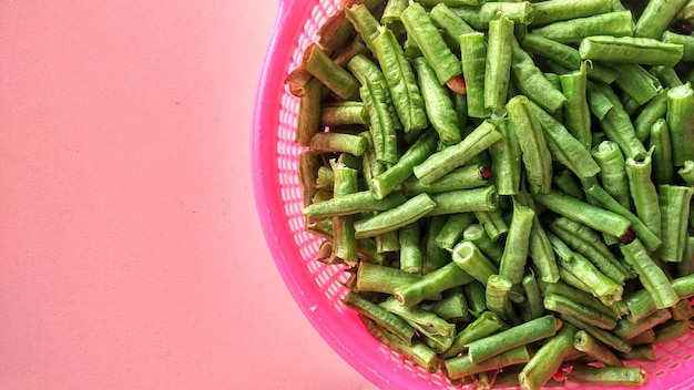 Legumes de feijão-longo cortados em pedaços prontos para serem cozinhados como refeição