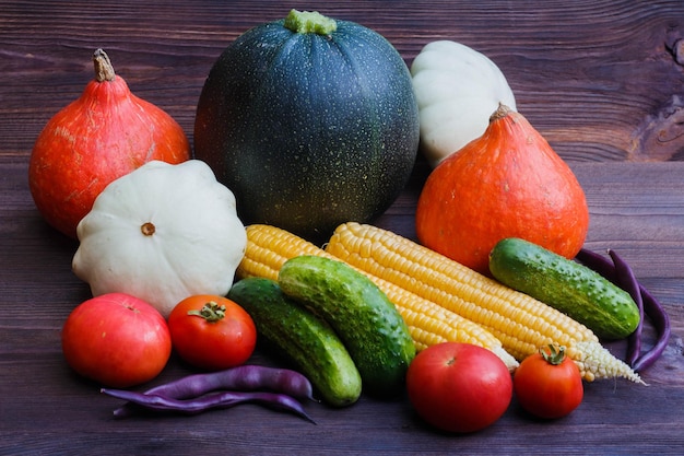 Legumes de outono no fundo de alimentos orgânicos de mesa de madeira