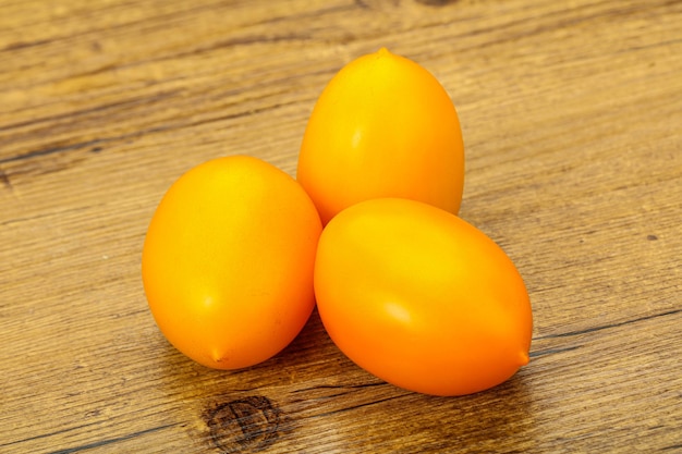 Legumes de tomates saborosos maduros amarelos