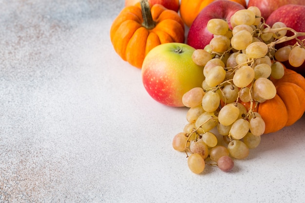 Legumes e frutas em uma mesa. Alimentação saudável, colheita de outono. Copie o espaço.