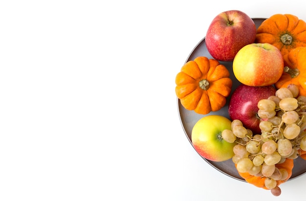 Legumes e frutas em uma mesa. Alimentação saudável, colheita de outono.