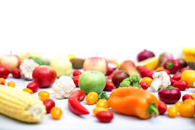 Legumes e frutas em uma mesa de madeira branca Conceito de dieta saudável