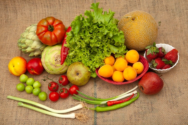 Legumes e frutas frescas misturadas