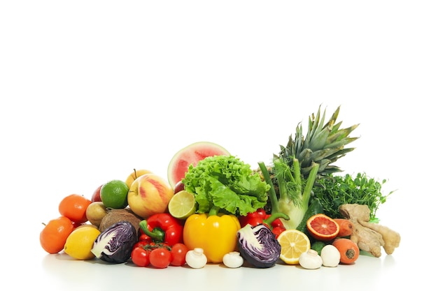 Legumes e frutas isoladas em fundo branco