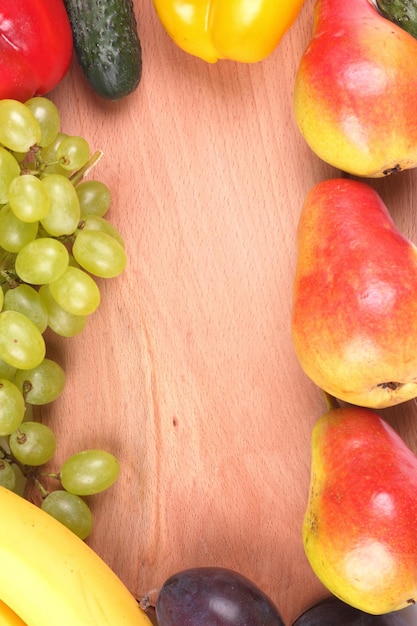 Legumes e frutas orgânicos coloridos frescos com placa de madeira closeup Agricultura e conceito de comida saudável com espaço de cópia