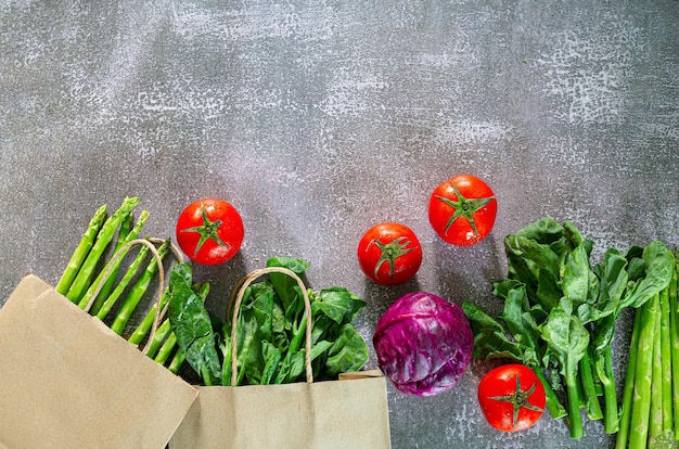 Legumes e sacolas de comprasSacolas de compras com vista para comida saudável