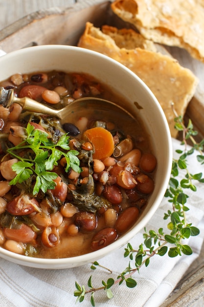 Legumes e vegetais cozidos em uma tigela na velha mesa de madeira