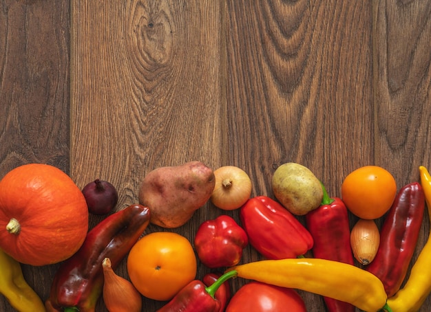 legumes ecológicos frescos de flores amarelas e vermelhas em tábuas de carvalho