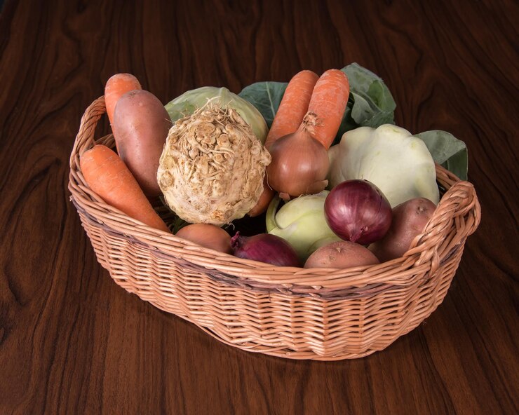 Foto legumes em cesto de vime na mesa
