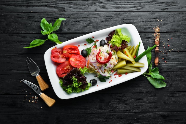 Legumes em conserva variados em um prato Cozinha ucraniana Pratos de restaurante Vista superior Espaço livre para o seu texto