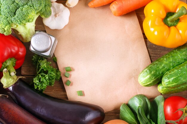 Legumes em fundo de madeira com espaço para texto.