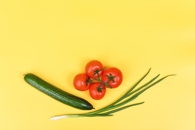 Legumes em um fundo amarelo