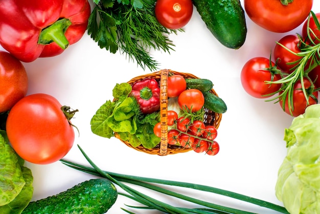 Legumes em um fundo branco e uma cesta média com comida Envasamento saudável