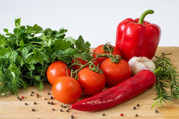 Legumes em um fundo de madeira pimentões e tomates verdes