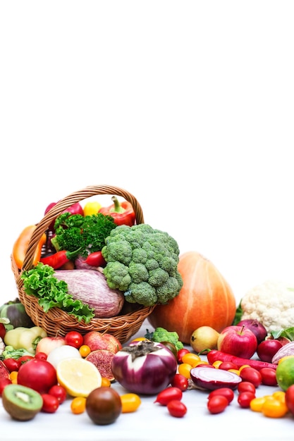 Foto legumes em uma cesta isolada no fundo branco alimentação saudável