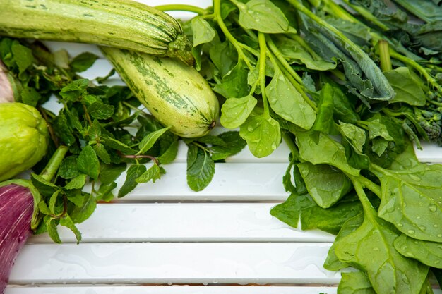 Legumes em uma mesa branca