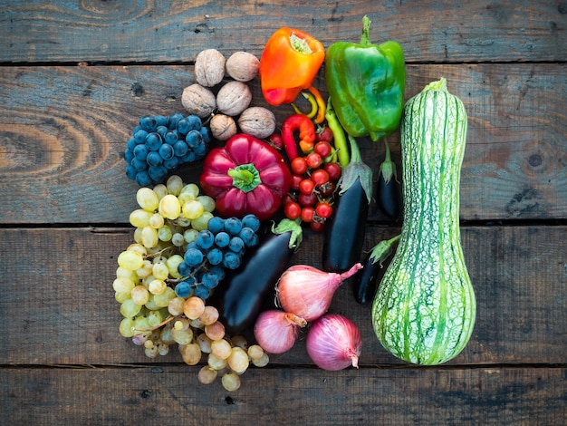 Legumes em uma mesa de madeira