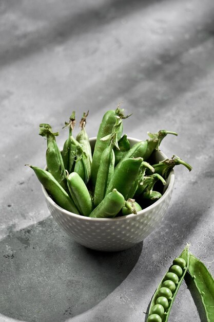 Foto legumes feijão verde vagem de ervilha orgânica fresca vegana e comida vegana saudável