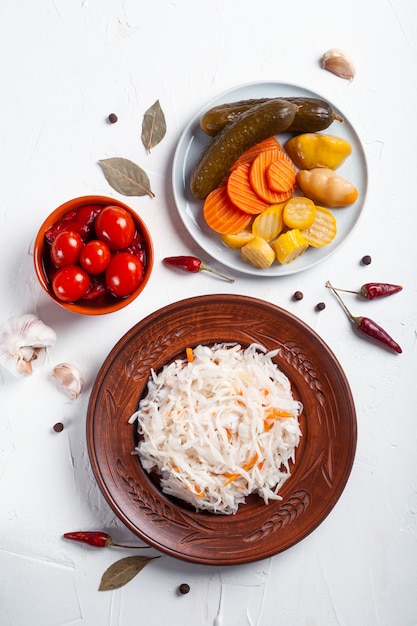 Legumes fermentados com ingredientes em uma mesa branca