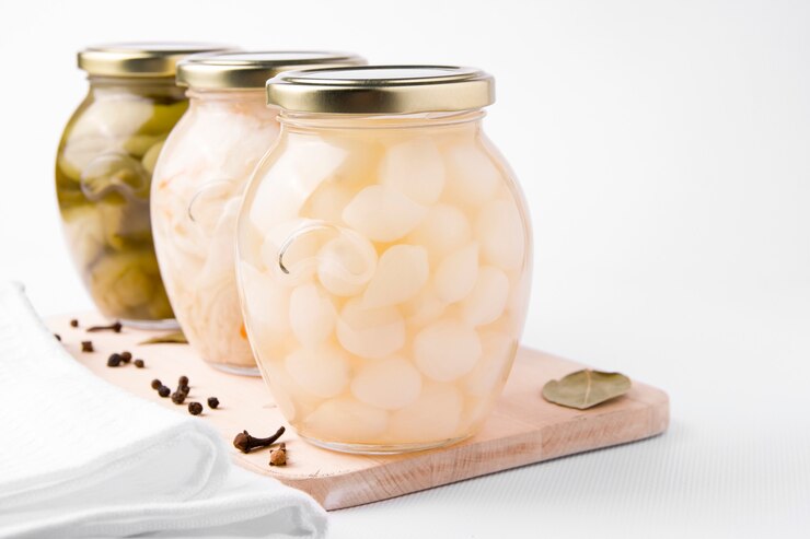 Legumes fermentados em um fundo branco.