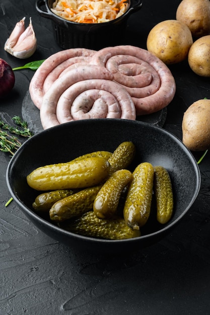 Legumes fermentados Pepinos em conserva pepinos em fundo preto