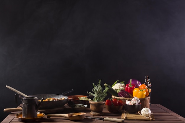 Legumes frescos cozidos em uma panela ainda fumegante