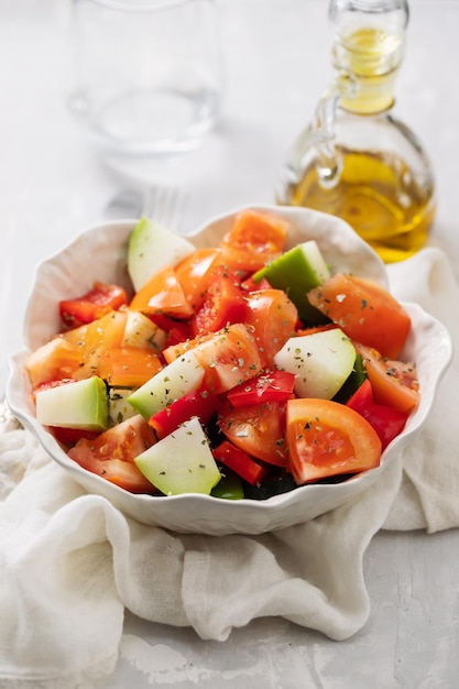 Legumes frescos crus em comida de preparação de tigela branca