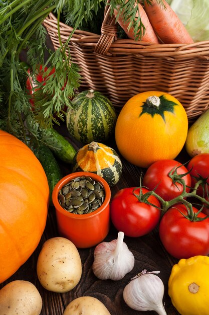 Legumes frescos crus na mesa e em uma cesta